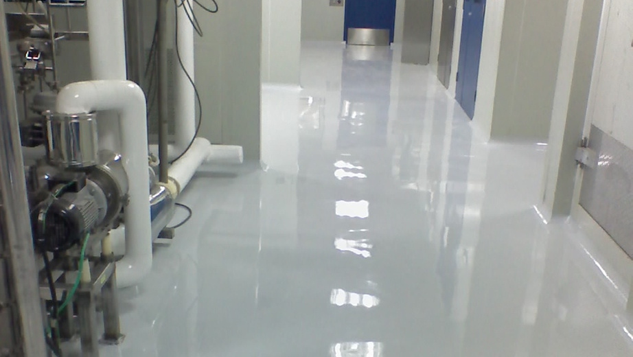 Glossy seamless epoxy floor in a production corridor